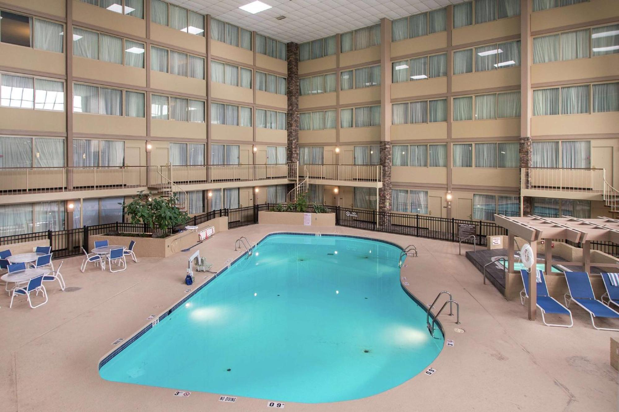 Wyndham Garden Westlake Exterior photo