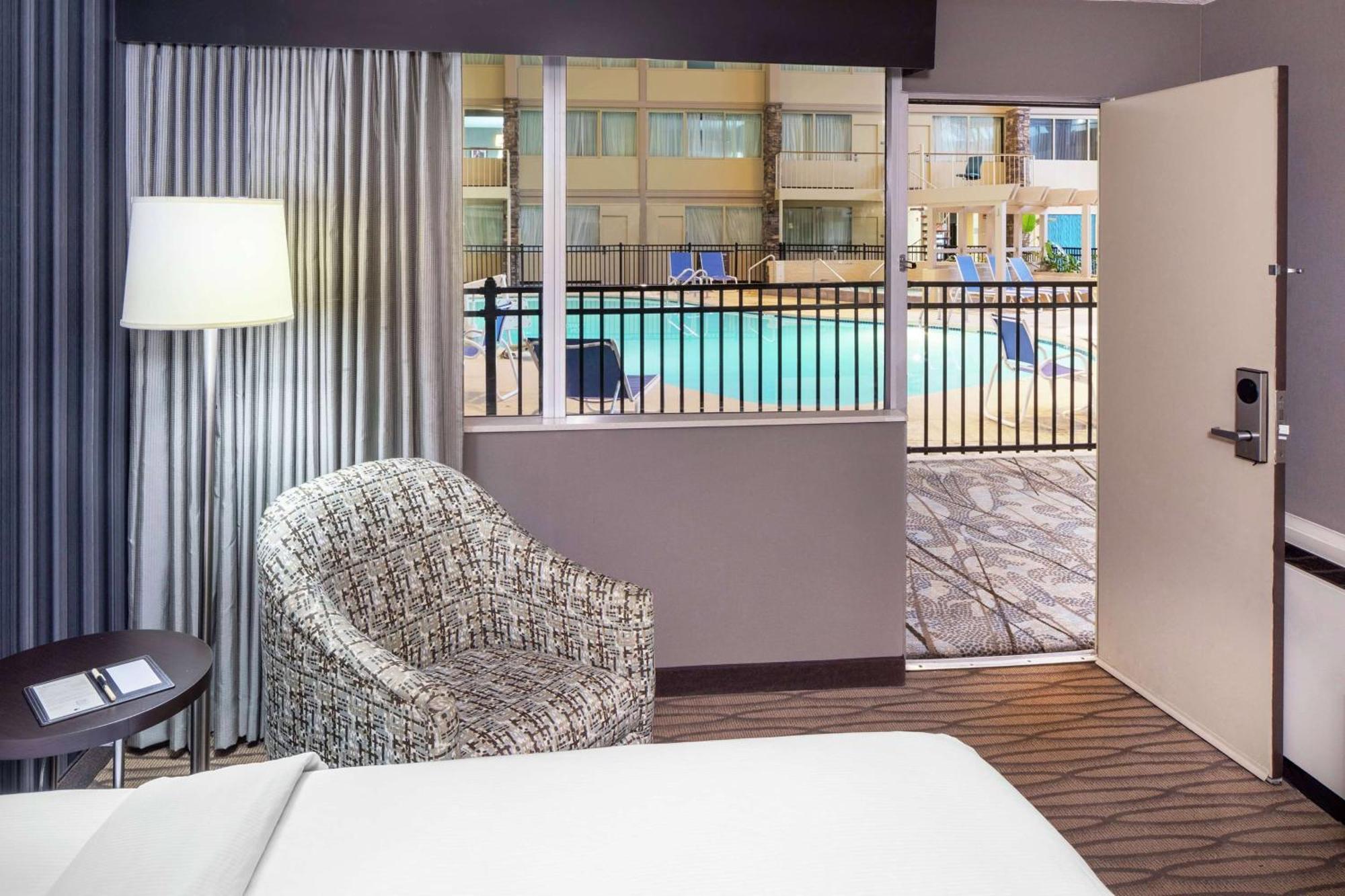 Wyndham Garden Westlake Exterior photo